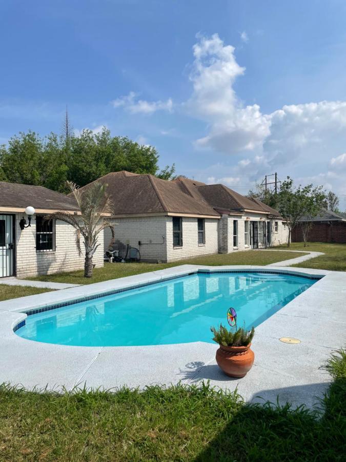 Cheerful 4 Bedroom Home With Pool And Bbq Area With 5Th Bedroom Option Brownsville Extérieur photo